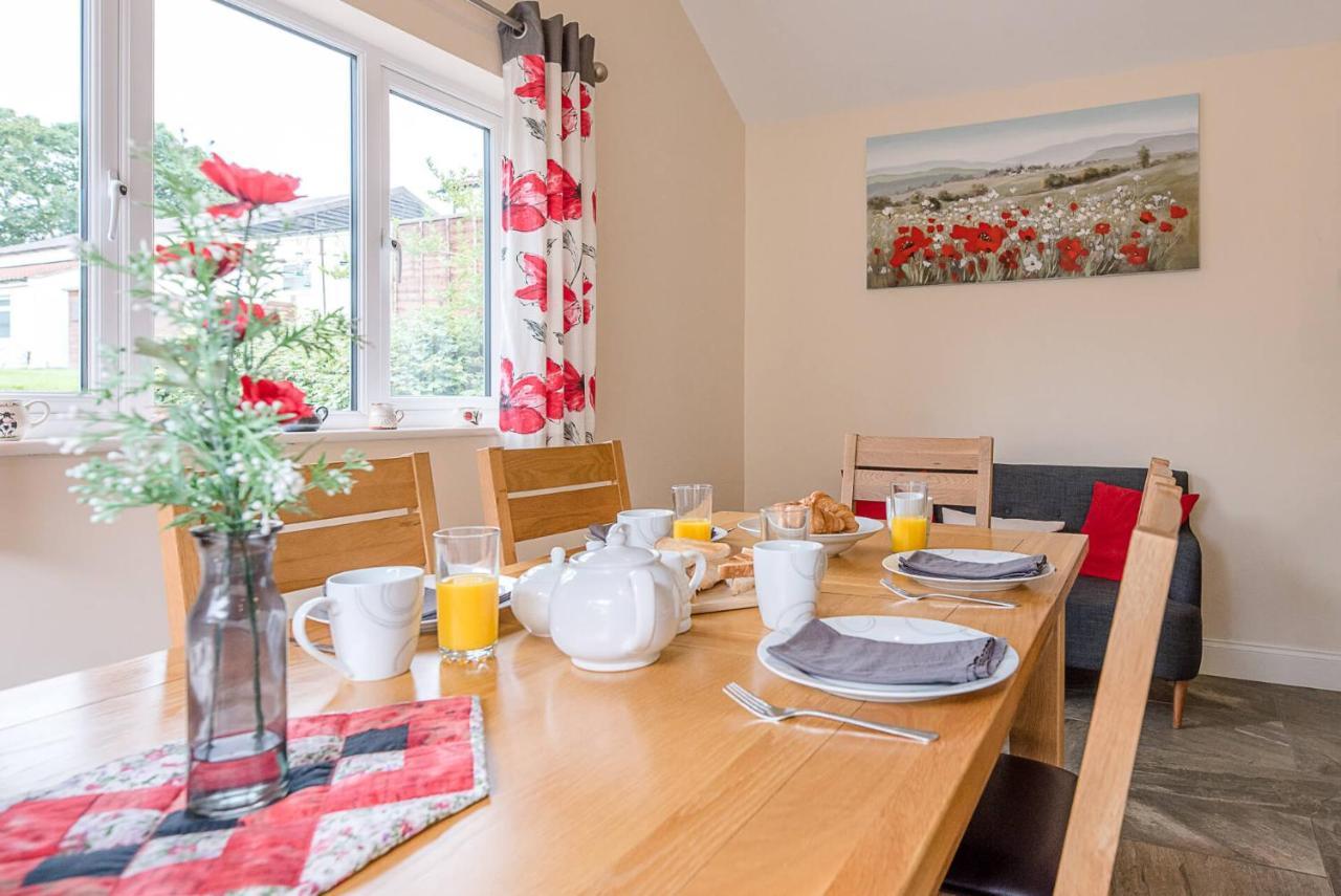Grove Farm Bungalow With Swimming Pool, Dallinghoo Woodbridge Bagian luar foto
