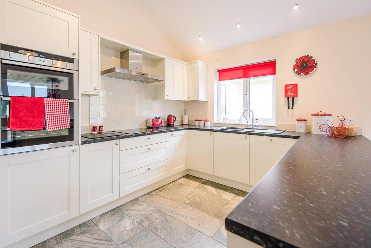 Grove Farm Bungalow With Swimming Pool, Dallinghoo Woodbridge Bagian luar foto