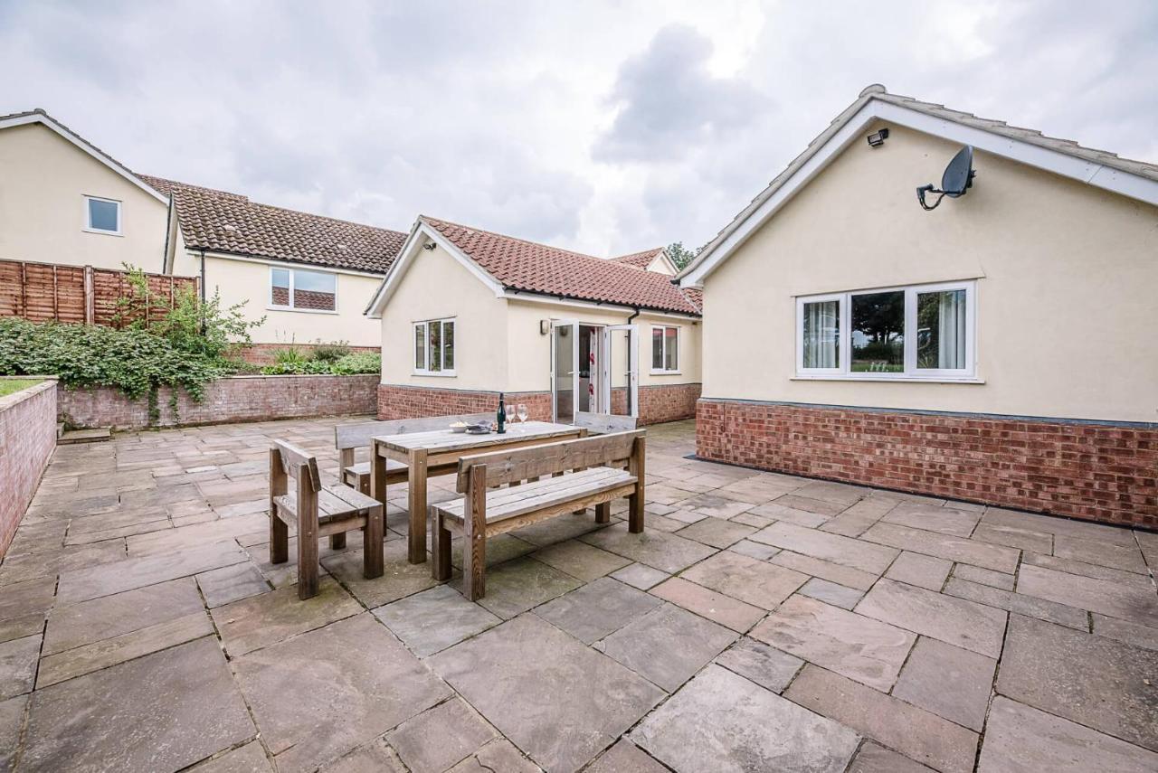 Grove Farm Bungalow With Swimming Pool, Dallinghoo Woodbridge Bagian luar foto